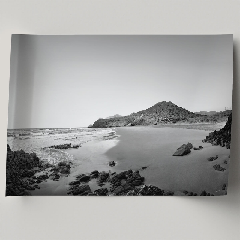 Póster fotográfico en papel ecológico texturizado. Playa del Barronal Oeste Cabo de Gata, blanco y negro. Lokoloko