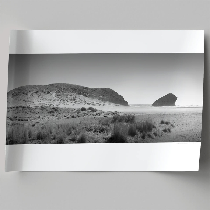 Póster fotográfico en papel ecológico texturizado de la playa de Mónsul. Cabo de Gata, Blanco y negro. Lokoloko