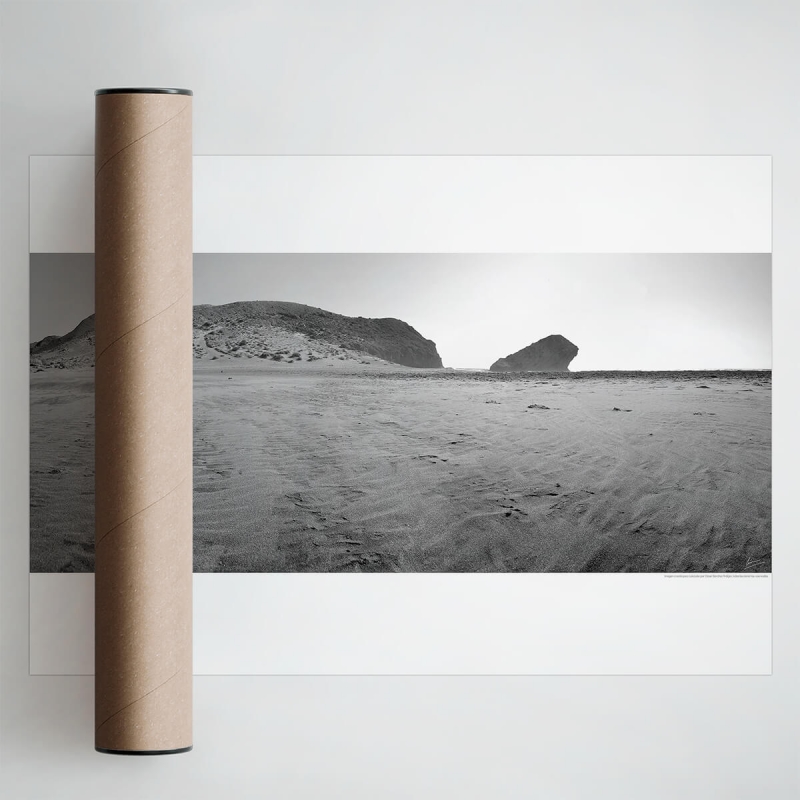 Póster fotográfico en papel ecológico texturizado de la playa de Mónsul con duna. Cabo de Gata, blanco y negro. Lokoloko