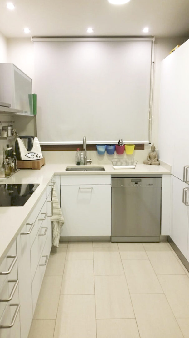 Antes y Después: Reformando cocinas sin obras con vinilo lavable blanco