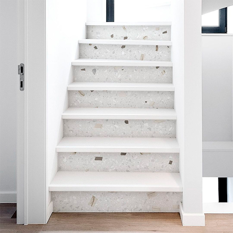 Triunfa decorando el frente de tus escaleras con vinilos adhesivos
