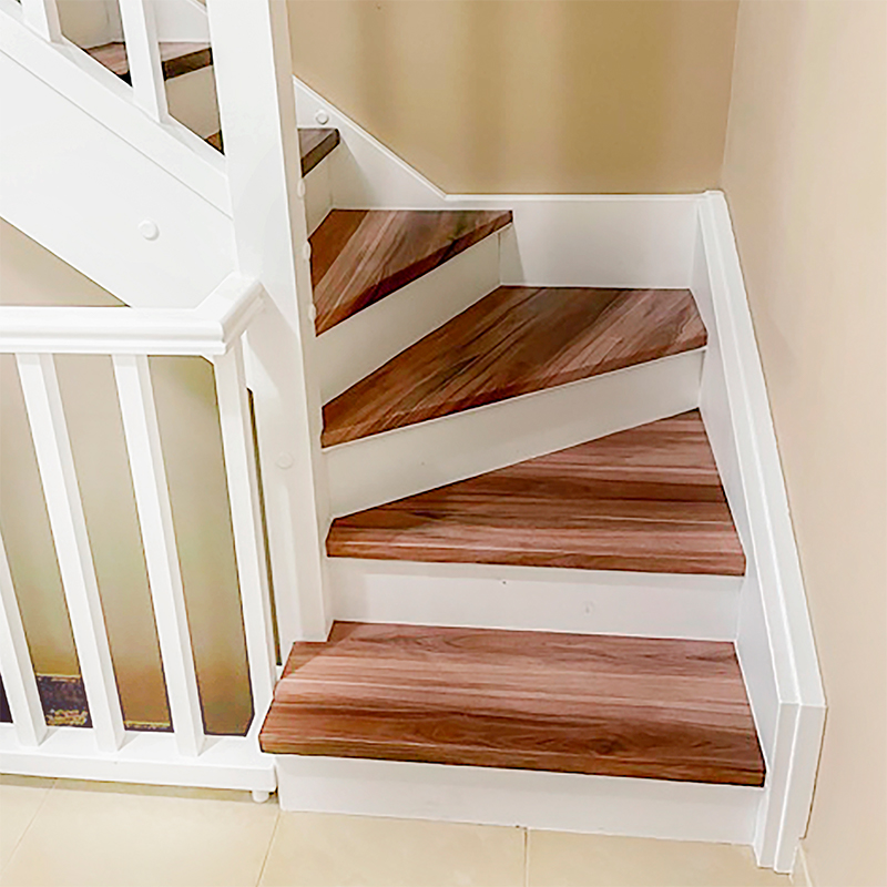 Triunfa decorando el frente de tus escaleras con vinilos adhesivos